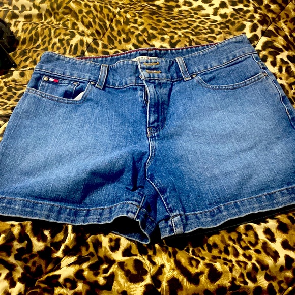 this is a very nice pair of Tommy Hilfiger jean shorts. - Picture 2 of 5